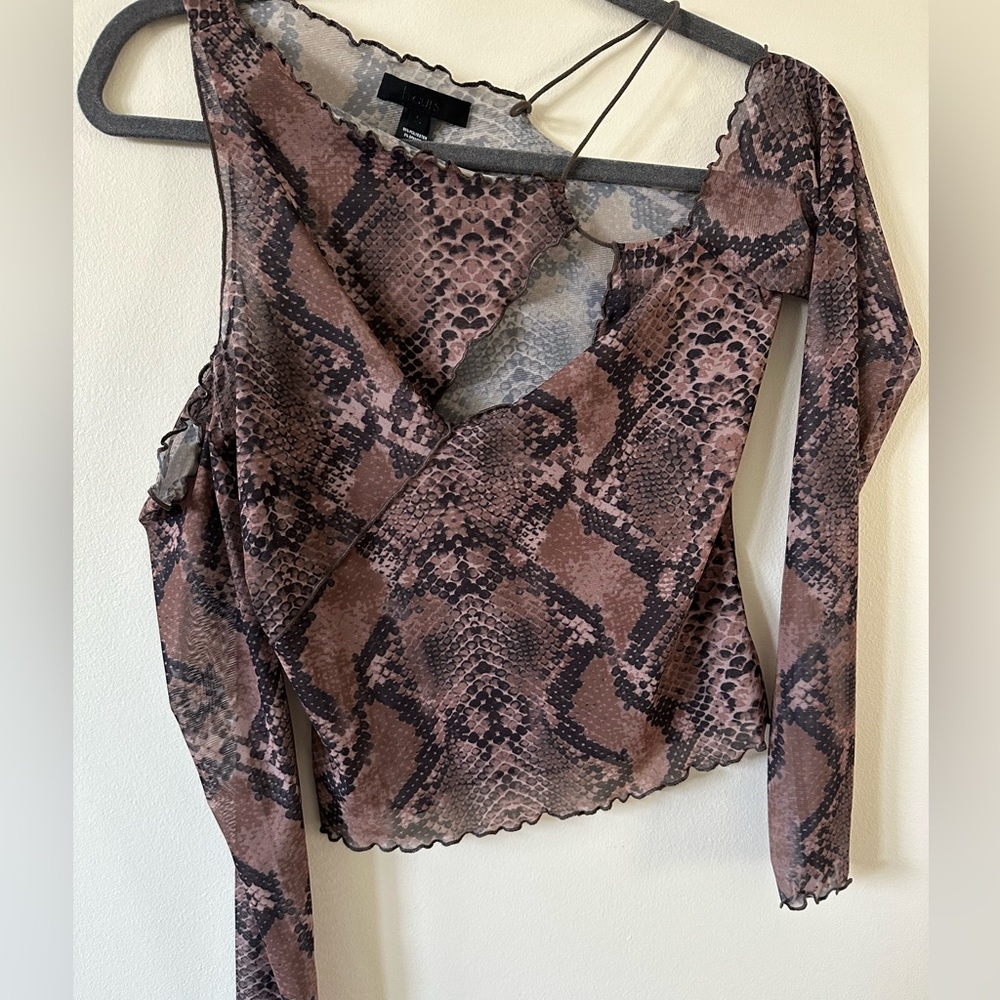 Asymmetrical mesh top
